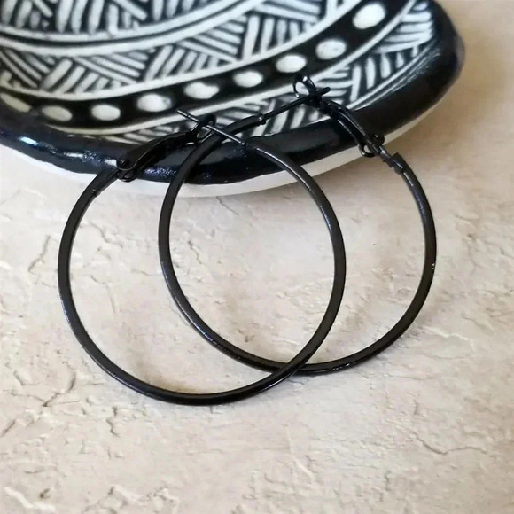 Sleek Black Enamel Hoop Earrings 40mm 1.6" Leverback Minimalist Classic Style - Picture 1 of 2